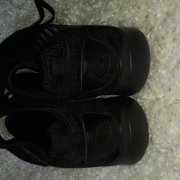 Black Reebok - Picture 3 of 4